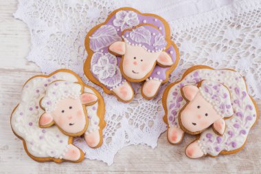 Dantel arka plan üzerinde beyaz ve mor koyun gingerbread çerezleri