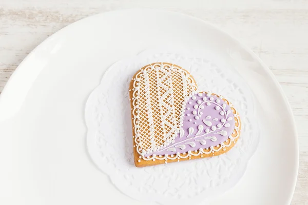 Lebkuchen in lila Herzform — Stockfoto