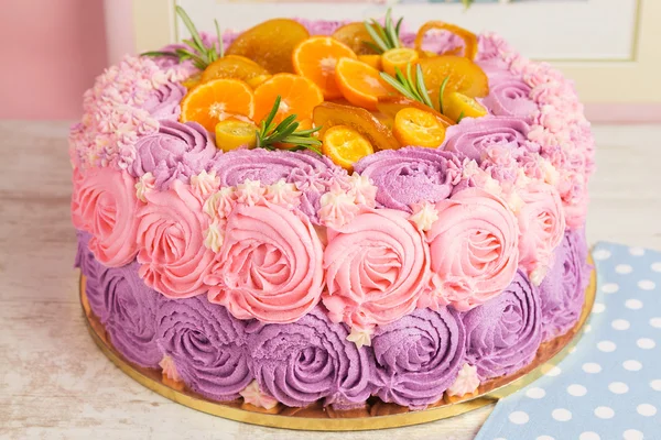 Bolo de creme rosa e roxo — Fotografia de Stock