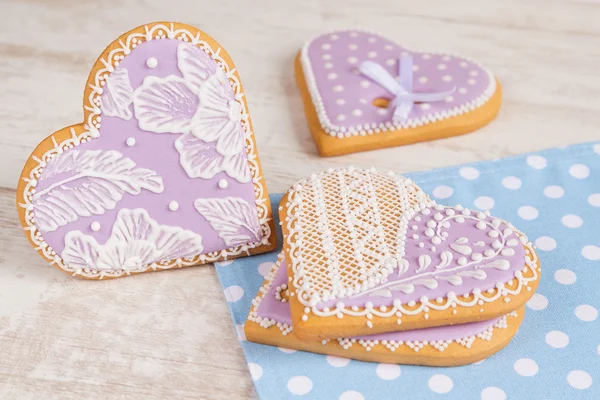 Purple heart gingerbread cookie — Stock Photo, Image