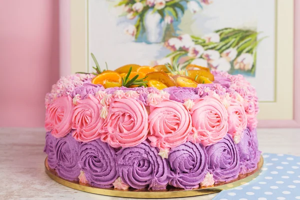 粉色和紫色的奶油蛋糕 — 图库照片