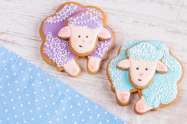 Fialové a modré ovce perník cookies na bílé dřevěné pozadí — Stock fotografie