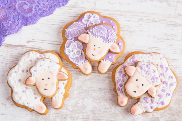 Biscotti di pan di zenzero di pecora bianchi e viola — Foto Stock