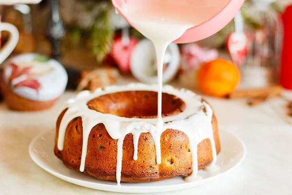 Glazed bundt cake with white glaze on Christmas background — Stock Photo, Image