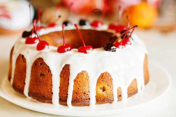 Gâteau lapin glacé avec glaçure blanche sur fond de Noël — Photo