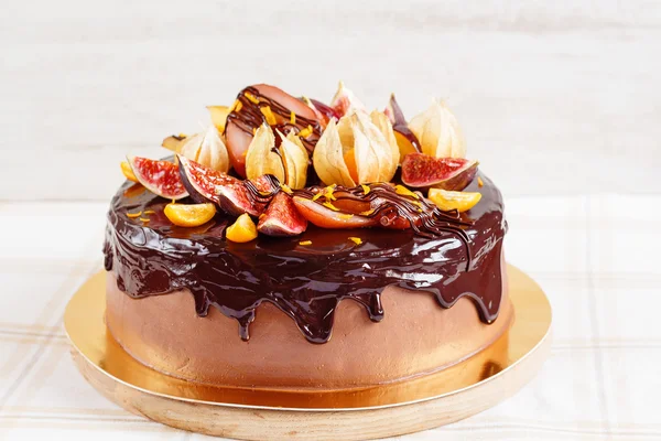 Autumn chocolate cake with fruit and glaze — Stock Photo, Image