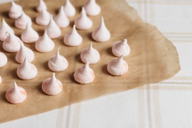 Parşömen üzerine bej beze pasta