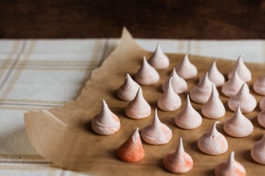 Parşömen üzerine bej beze pasta