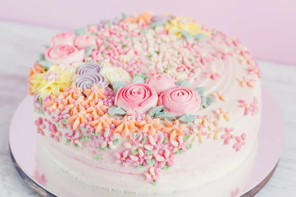 Pastel bolo rosa decorado com flores creme — Fotografia de Stock