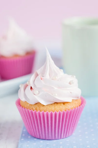 Romântico cupcake rosa no fundo pastel — Fotografia de Stock