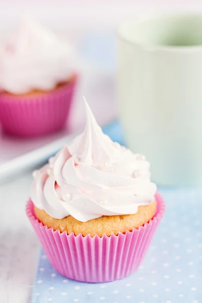 Romantische rosa Cupcake auf Pastell Hintergrund — Stockfoto