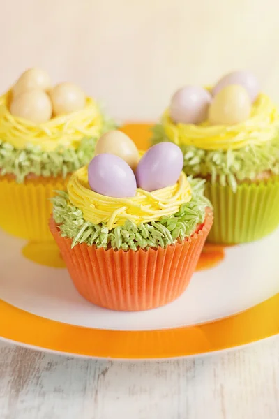 Osterkuchen mit Eiern im Nest dekoriert — Stockfoto