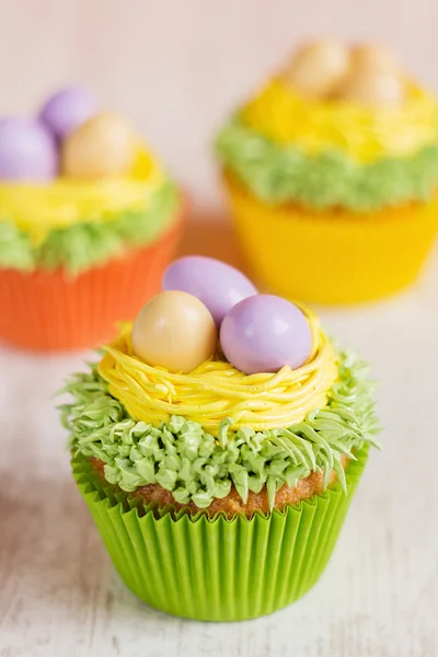 Magdalenas de Pascua decoradas con huevos en el nido — Foto de Stock