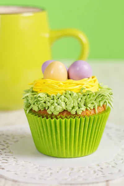 Magdalenas de Pascua decoradas con huevos en el nido — Foto de Stock