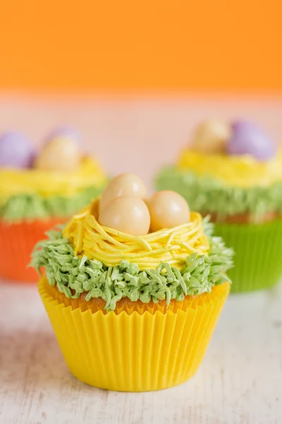 Pasen cupcakes versierd met eieren in nest — Stockfoto