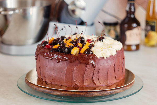 Сельский шоколадный торт с вишней и апельсином
