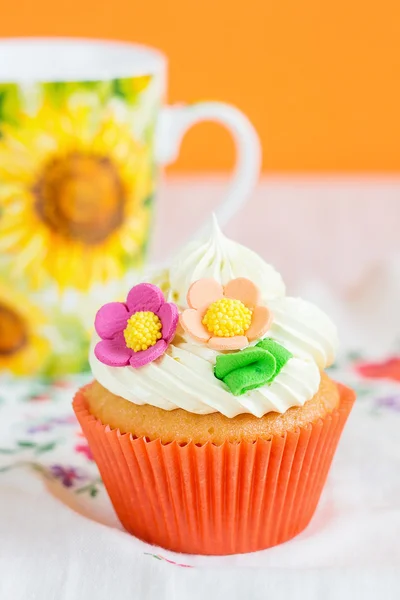 Easter cupcakes decorated with flowers — Stock Photo, Image