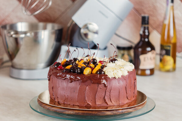 Сельский шоколадный торт с вишней и апельсином
