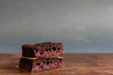 Ahududu ile çikolatalı kek 