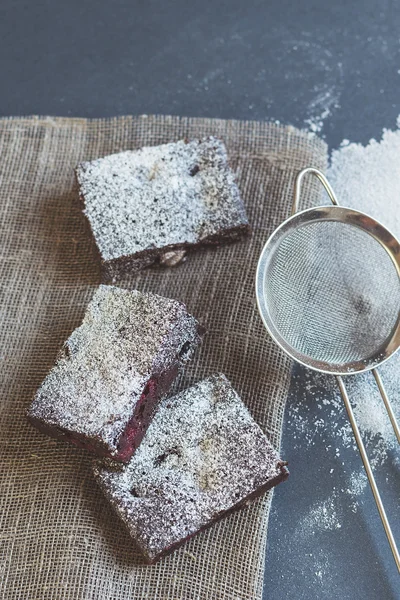 Schokoladenbrownies mit Zuckerpuder — Stockfoto