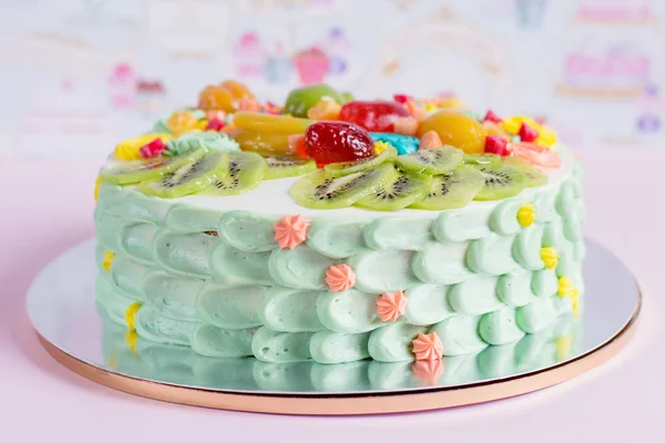 Bolo colorido com frutas e doces para festa de crianças — Fotografia de Stock