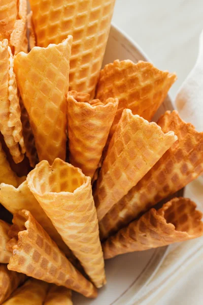 Cones de waffles no prato. Vista superior — Fotografia de Stock