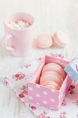 Pembe macaroons hediye kutusunda. Pastel renkli