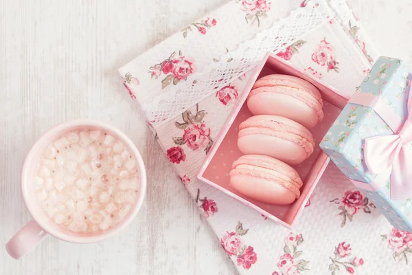 Macarons roses en coffret cadeau avec tasse de café — Photo