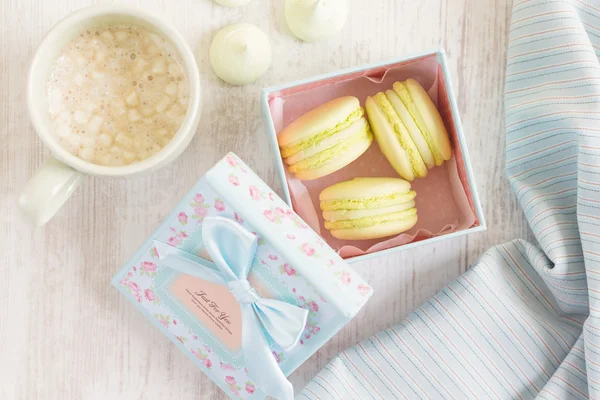 Macarons jaunes en coffret cadeau. Pastel coloré — Photo