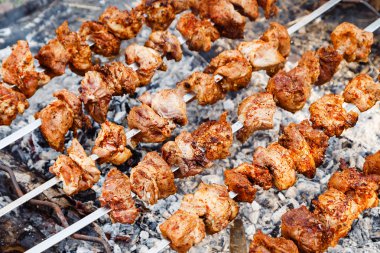 Açık havada kömürlerin üzerinde kebab