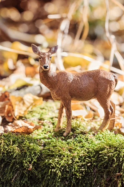 Doe in forest. Deer toy figurine in situation. — Stock Photo, Image