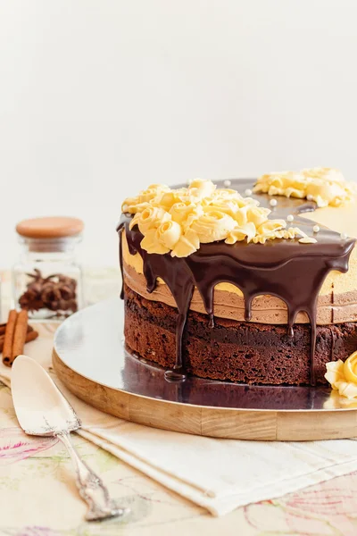 Sahne-Mousse-Kuchen mit Schokolade — Stockfoto