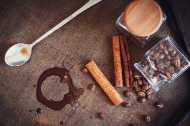 Tarçın ile kahve çekirdekleri ve sıcak çikolata leke