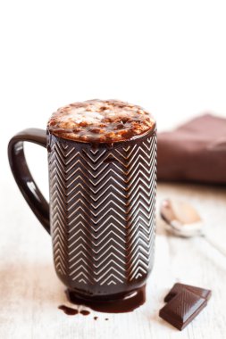 Krem şanti ve eritilmiş çikolata kahve