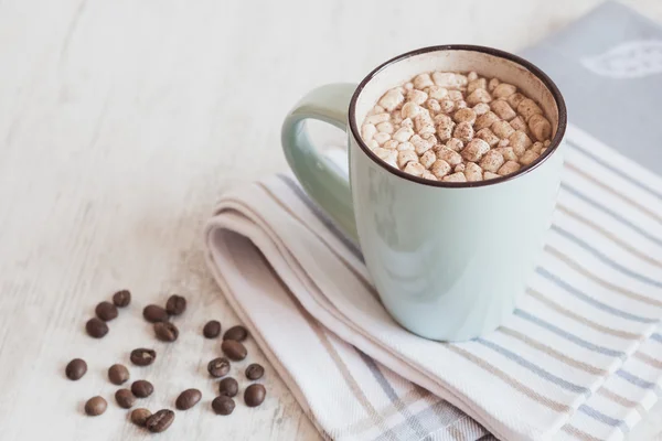 Café wiht marshmallow e chocolate derretido no fundo branco — Fotografia de Stock