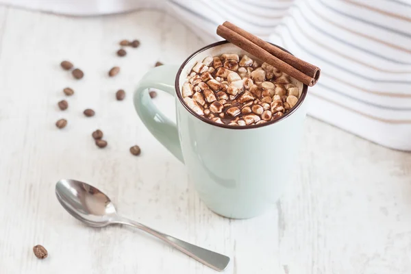 Kaffee mit Marshmallow und geschmolzener Schokolade auf weißem Hintergrund — Stockfoto