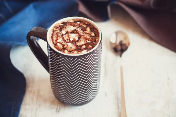 Чашка кофе со взбитыми сливками и расплавленным шоколадом — стоковое фото