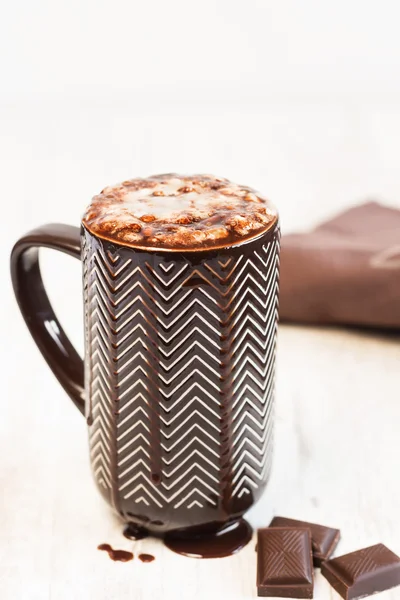 Cup of coffee with whipped cream and melted chocolate — Stock Photo, Image