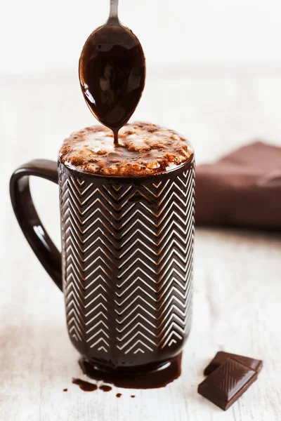 Чашка кофе со взбитыми сливками и расплавленным шоколадом — стоковое фото