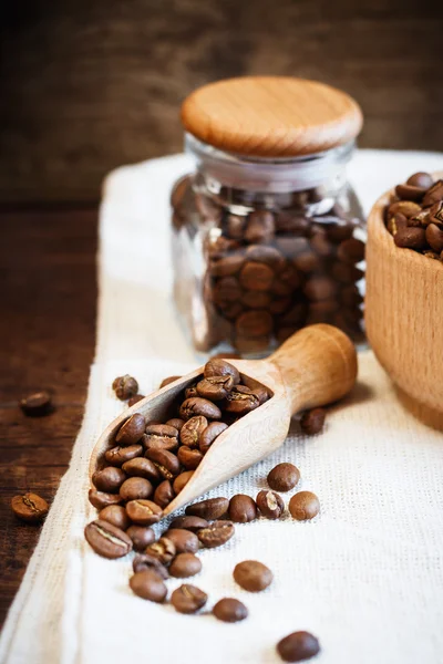 Granos de café en cuchara de madera — Foto de Stock