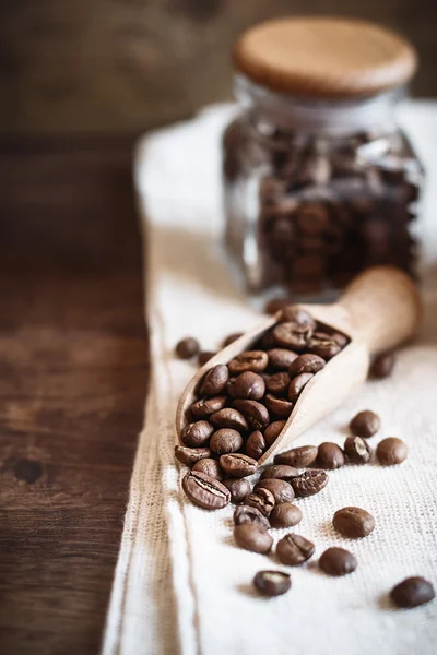 Granos de café en cuchara de madera — Foto de Stock