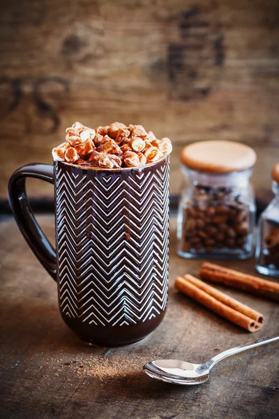 Cup of coffee with marshmallow and melted chocolate — Stock Photo, Image