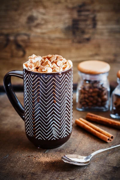 Чашка кофе с зефиром и расплавленным шоколадом — стоковое фото