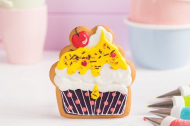 Renkli kurabiye cupcake şeklinde krema 