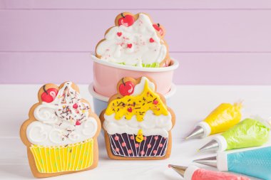 Renkli kurabiye cupcake şeklinde krema 