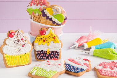 Renkli kurabiye cupcake şeklinde krema 