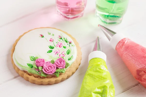 Painted gingerbread cookie with roses. Top view — Stock Photo, Image