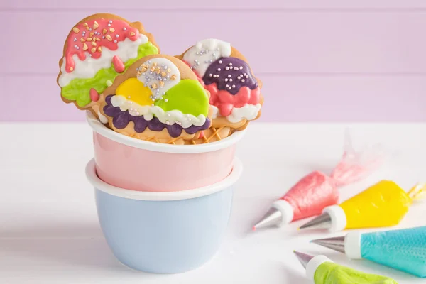 Renkli dondurma koni şekil krema kurabiye — Stok fotoğraf