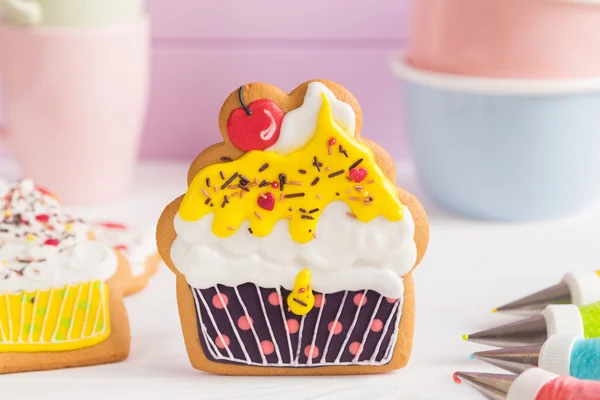 Biscotti glassa colorati a forma di cupcake — Foto Stock