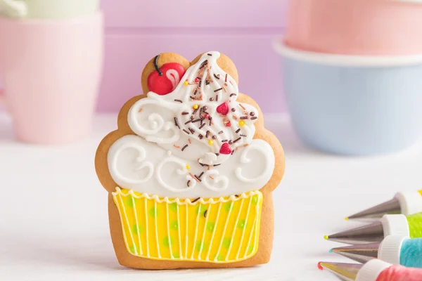 Renkli kurabiye cupcake şeklinde krema 